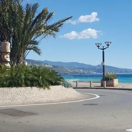 Chez Lola, A La Plage, A Roquebrune-cap Martin * רוקברון-קאפ-מרט